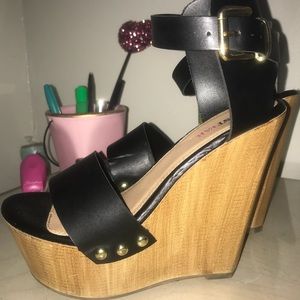 Black wedges